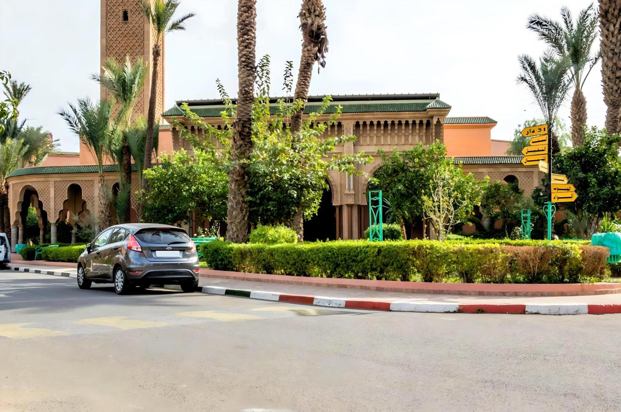 Tres Beau Riad A Marrakech Avec Piscines Marrakesch Exterior foto