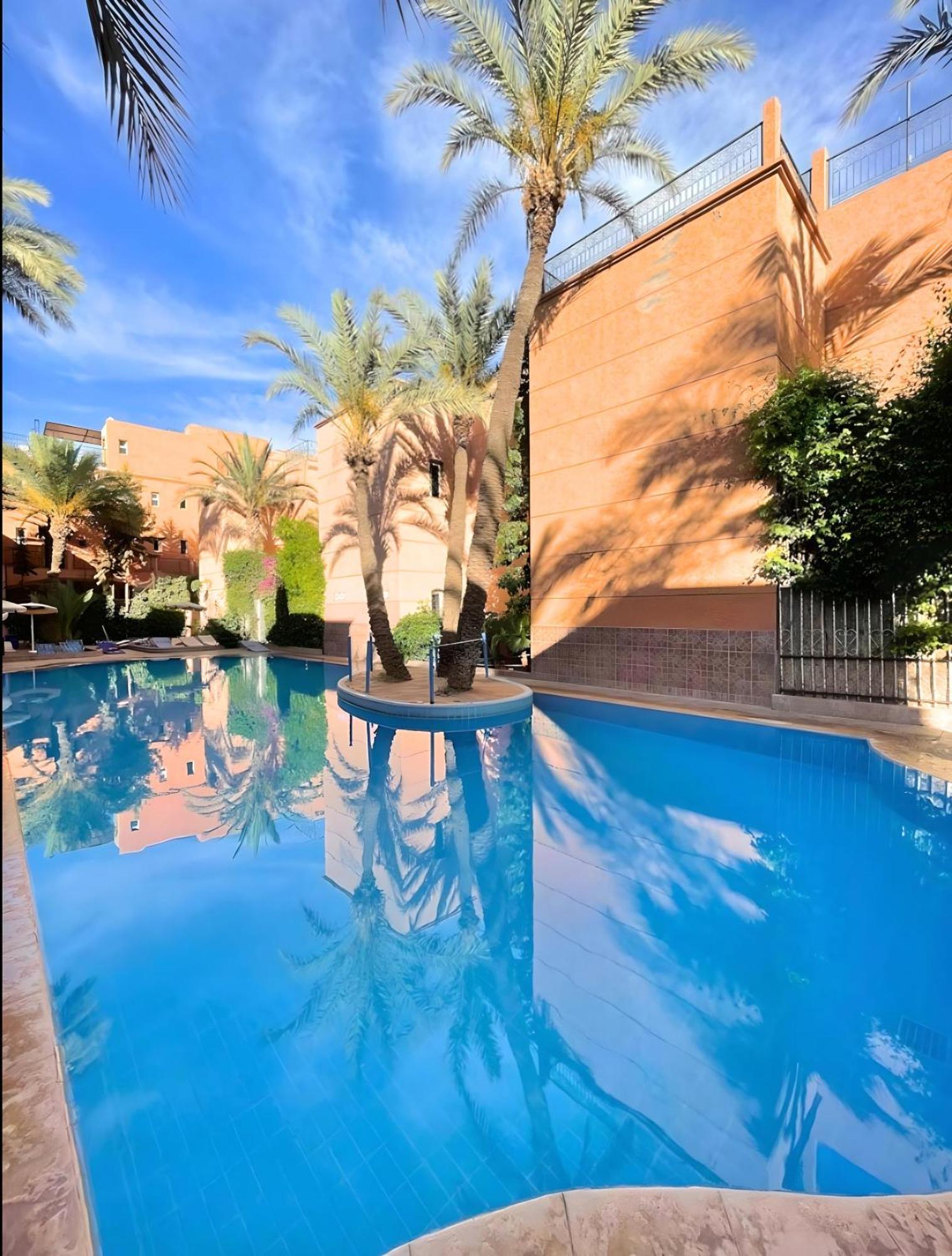 Tres Beau Riad A Marrakech Avec Piscines Marrakesch Exterior foto